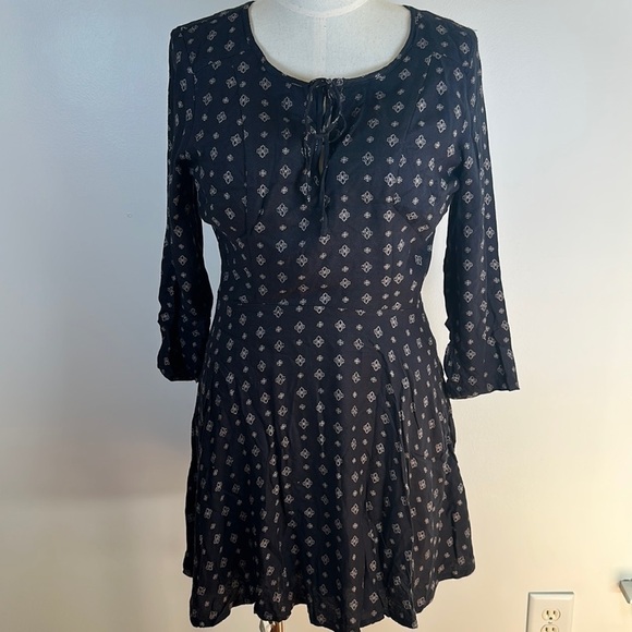 Hollister Black with‎ Gold Pattern Skater Style Dress 3/4 Sleeve Junior Size 9 - Picture 1 of 10